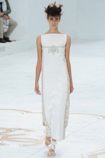 chanel abito bianco 2014|Abito bianco con bordo decorato con catena a maglia della sfilata .